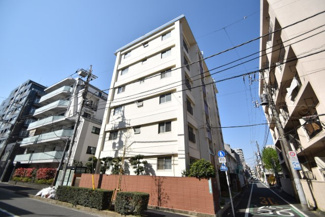 【外観】 | 青空によく映える建物です。手入れの行き届いた外壁やマンション正面エントランスなど、綺麗な姿をぜひ一度、現地にてご覧ください。～即日のご見学可能～　お問合せはお気軽にどうぞ。