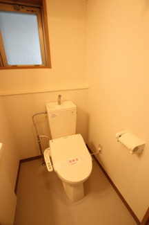 ★換気が出来る窓付きのトイレ★