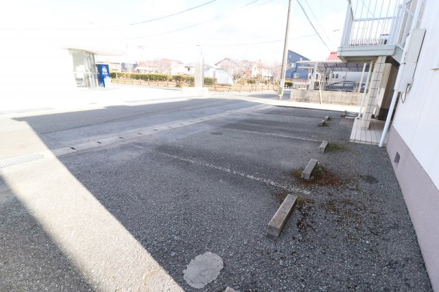 メゾンド松木の駐車場