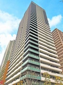 【外観】 | 【 Appearance 】
存在感のある建物は、居住者の拠点としてずっと価値を持ち続ける。今もそこでじっと佇み、居住者の安全や安心を守ってくれています。