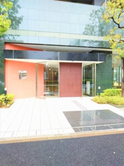 【エントランス】 | 【 Entrance 】
居住者の帰りを最初に待っていてくれるエントランス。その壮大な佇まいとは裏腹に、入ると静寂な空間が続いています。プライベートがしっかりと守られている証です。