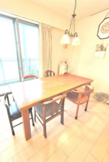 【外観】 | 【 Living　room 】
木の暖かさを感じられ、団欒とした生活を送ることができるリビングルーム。気持ちのいい日の光の下、ゆっくりとしたくつろげる時間を楽しみませんか？