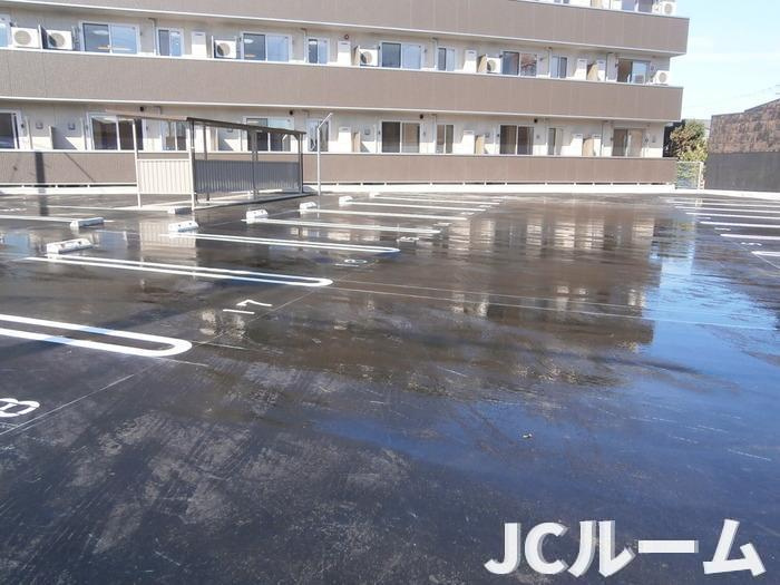 アクシア西本町の駐車場