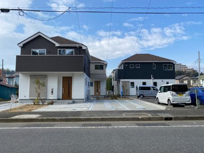 【前面道路含む現地写真】 | ◆カースペース２台あり４LDK◆前面は歩道完備の広々道路！藤沢市本藤沢７丁目２号棟 | 全３棟分譲地♪