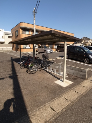 【エントランス】 | ドルチェ　スカイ | 駐輪所に