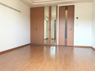 【居間・リビング】 | 昴～すばる～ | 姿見付きの収納扉です