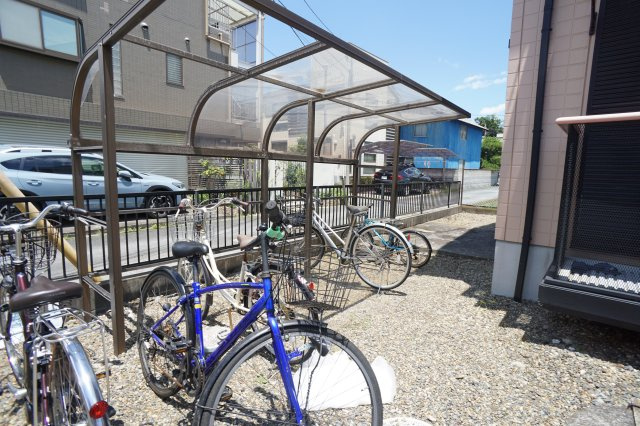 エステート宮久保Ａ棟のその他共用部分|共用部には屋根付き駐輪場あり♪