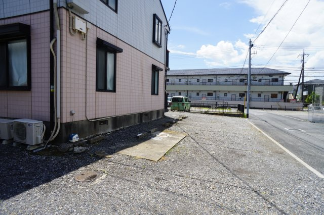エステート宮久保Ａ棟の駐車場|敷地内駐車場♪現在、空き区画がございます♪