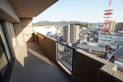 【展望】 | アステージ西条弐番館（リフォーム済） | 【四季を感じる】
四季の移ろい・爽やかな青空や風を感じられ
自然を愉しめるパノラマビュー。
毎日の暮らしに余裕を感じさせてくれる、
遮る物の無い開放的な眺望を是非、ご堪能ください。