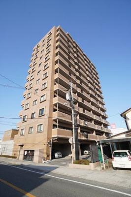 【外観】 | アステージ西条弐番館（リフォーム済） | 【耐震性】
耐震性の高さを判断するポイントは、
建築確認申請日が1981年6月1日以降の
新耐震基準に適合しているかどうか。
震度６程度の大地震でも
建物が崩壊しないレベルが基準になりました。