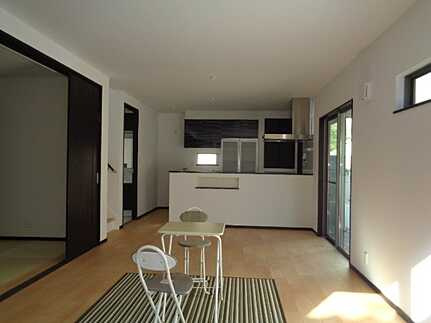 呉市宮原８丁目　新築一戸建て（全2棟）の居間・リビング