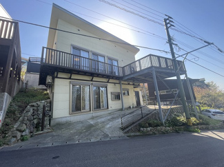 【外観】 | 2階のテラスバルコニーで、美しい風景を眺めながらひとときを過ごせる、そんな物件です