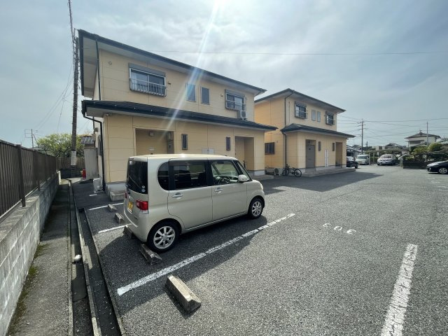 ブルウジュⅡの駐車場|車をお持ちの方に嬉しい駐車場付きの物件です
1台目無料になっております