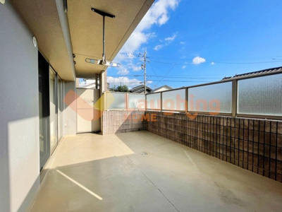 【バルコニー】 | リ・エミネンス | 外からの目が気にならないバルコニーで洗濯物が干せます