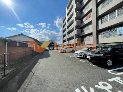 【駐車場】 | リ・エミネンス | 駐車場があるので、車を買う予定の方も安心です