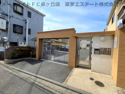 【駐車場】 | アマービレ泉ヶ丘 | パイプシャッター付き駐車場