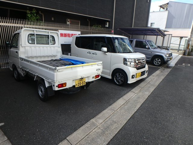 ドミール布施の駐車場