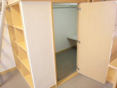 【収納】 | オークヒルズＢ | ウォークインクローゼットはちょっと屈んで入るタイプ。荷物・洋服、たっぷり入ります。