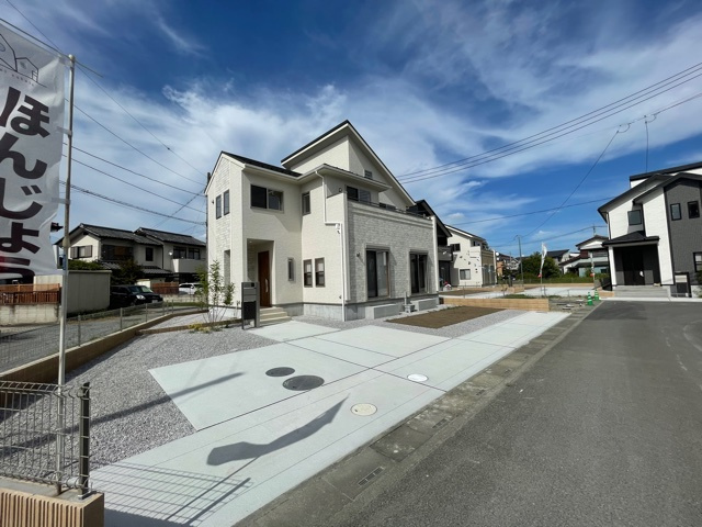 上里町七本木（全10棟）1号棟の外観|ナチュラルで飽きの来ないデザインは流行に左右されない家の形です。外構も綺麗に仕上がっています(^▽^)/
