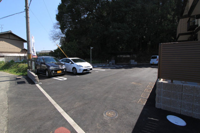 【駐車場】 | フォレスト二上 | 駐車場完備です