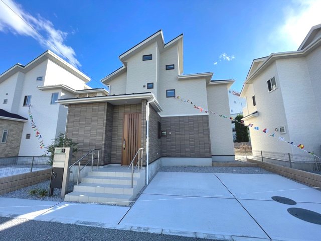 上里町七本木（全10棟）7号棟の外観|隣地との距離も保ちながらも綺麗な街並みに溶け込みました！
駐車スペースやお庭も十分に確保しています！