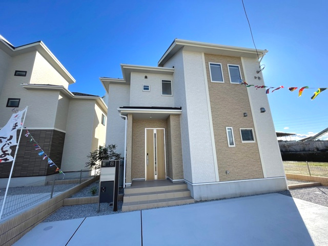 上里町七本木（全10棟）8号棟の外観|ナチュラルで飽きの来ないデザインは流行に左右されない家の形です。外構も綺麗に仕上がっています(^▽^)/
