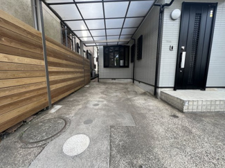 【駐車場】 | カーポート付きの駐車場です。お車を雨風から守ります♪