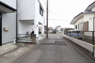 【前面道路含む現地写真】 | 約4メートルの前面道路です。交通量が少なく、静かな暮らしを送れます♪
