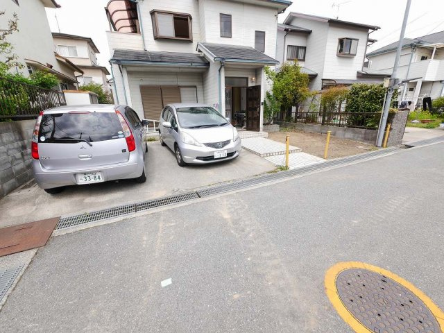 志染町東自由が丘戸建の駐車場|並列３台分のスペース♪