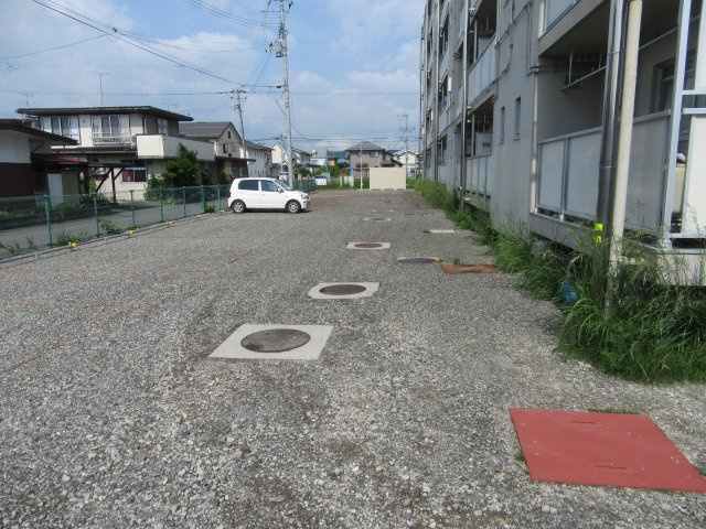 ビレッジハウス高屋１号棟の駐車場