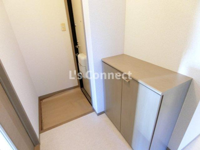 【玄関】 | ジョイフル市名坂Ａ | 下駄箱付きで靴も収納できます。