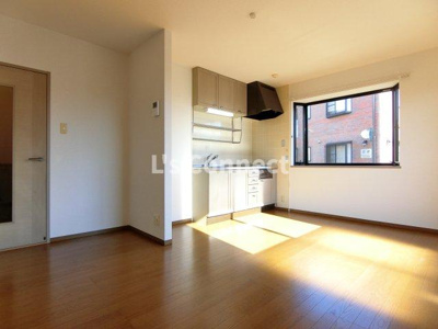 【居間・リビング】 | ジョイフル市名坂Ａ | 角部屋で２面に窓があります。