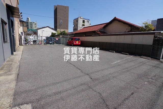 今枝ビルの駐車場