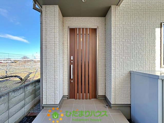 白岡市下野田　中古一戸建ての玄関