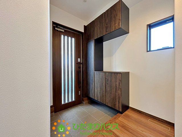 白岡市下野田　中古一戸建ての玄関