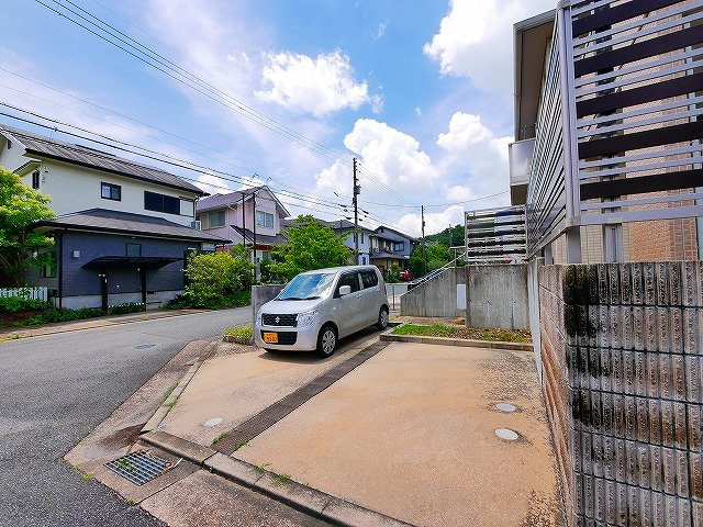 アウスレーゼDの駐車場