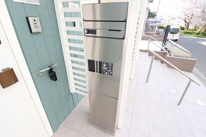 習志野市鷺沼台３丁目のアパートのエントランス|専用宅配ボックス