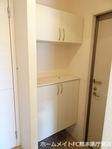 熊本市東区秋津２丁目のアパートの玄関