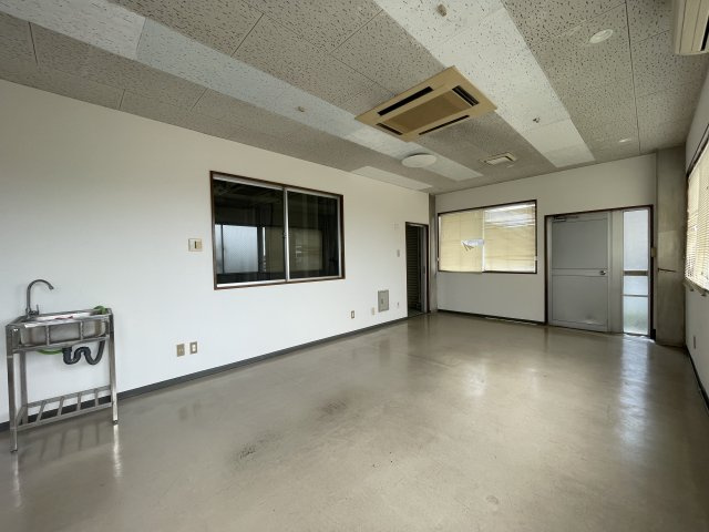ヤオキュウ倉庫の内装