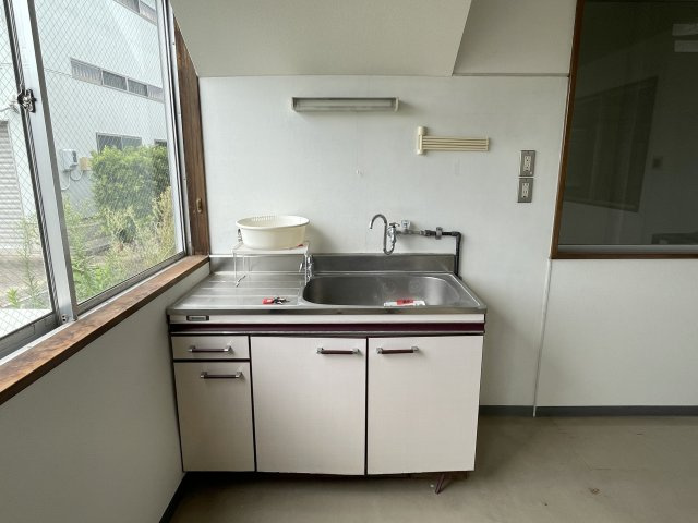 ヤオキュウ倉庫の内装