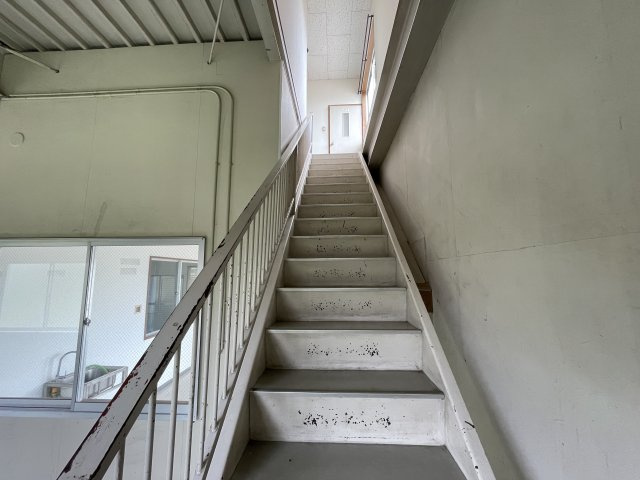 ヤオキュウ倉庫の内装