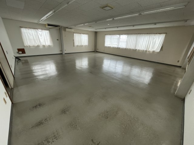 ヤオキュウ倉庫の内装