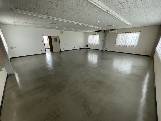 ヤオキュウ倉庫の内装