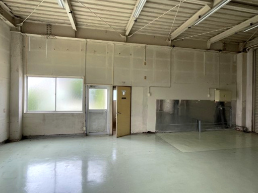 ヤオキュウ倉庫の内装