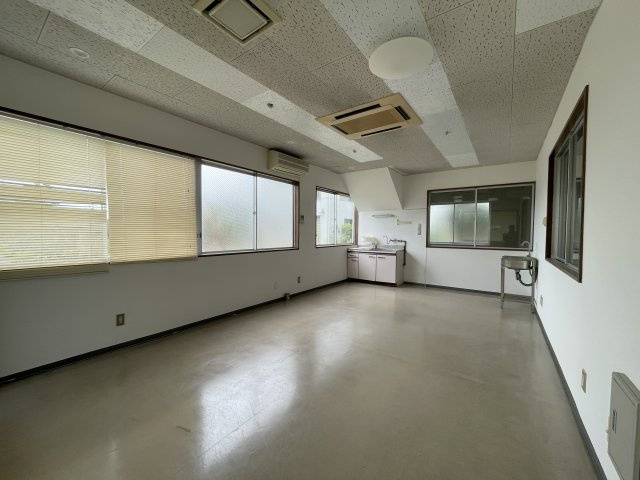 ヤオキュウ倉庫の内装