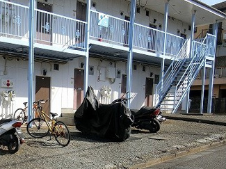 【エントランス】 | 階段を上がった2階にお部屋があります☆ひさしがあるので、雨に濡れずにお部屋に入ることができ、荷物が多い日も便利ですね☆