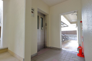 【その他共用部分】 | 1階エレベーター乗り場と自転車駐輪場です。