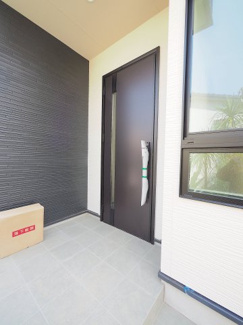 【エントランス】 | 【エントランス】
玄関ドアはお洒落な色を採用
日々の帰宅も今とは違う空間に