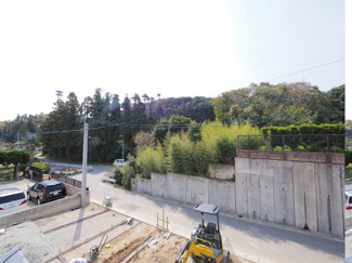 【展望】 | 【穏やかな街並みの眺望】
バルコニーから見える穏やかな街並み
爽やかな風と柔らかく降り注ぐ陽光を感じて頂けます。心地良い開放感が暮らしにゆとりと充足感をもたらします