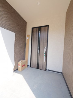 【エントランス】 | 【エントランス】
玄関ドアはお洒落な色を採用
日々の帰宅も今とは違う空間に